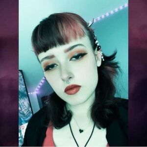 Hi! I’m Bella, your internet pitstop for anything vintage and/or cool!